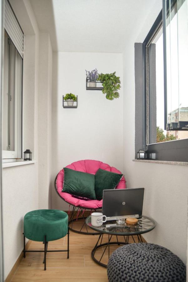 Mirror Apartment With Private Parking Novi Sad Esterno foto