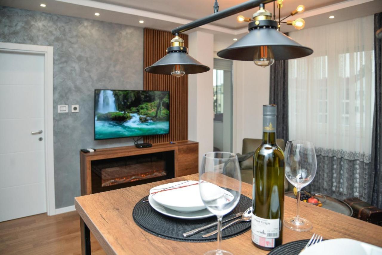 Mirror Apartment With Private Parking Novi Sad Esterno foto