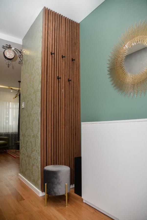 Mirror Apartment With Private Parking Novi Sad Esterno foto