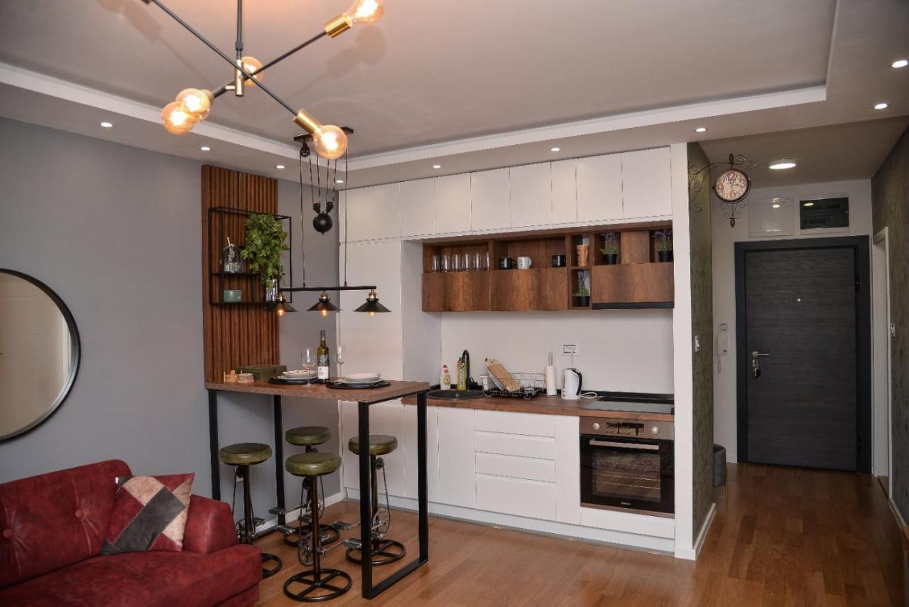 Mirror Apartment With Private Parking Novi Sad Esterno foto