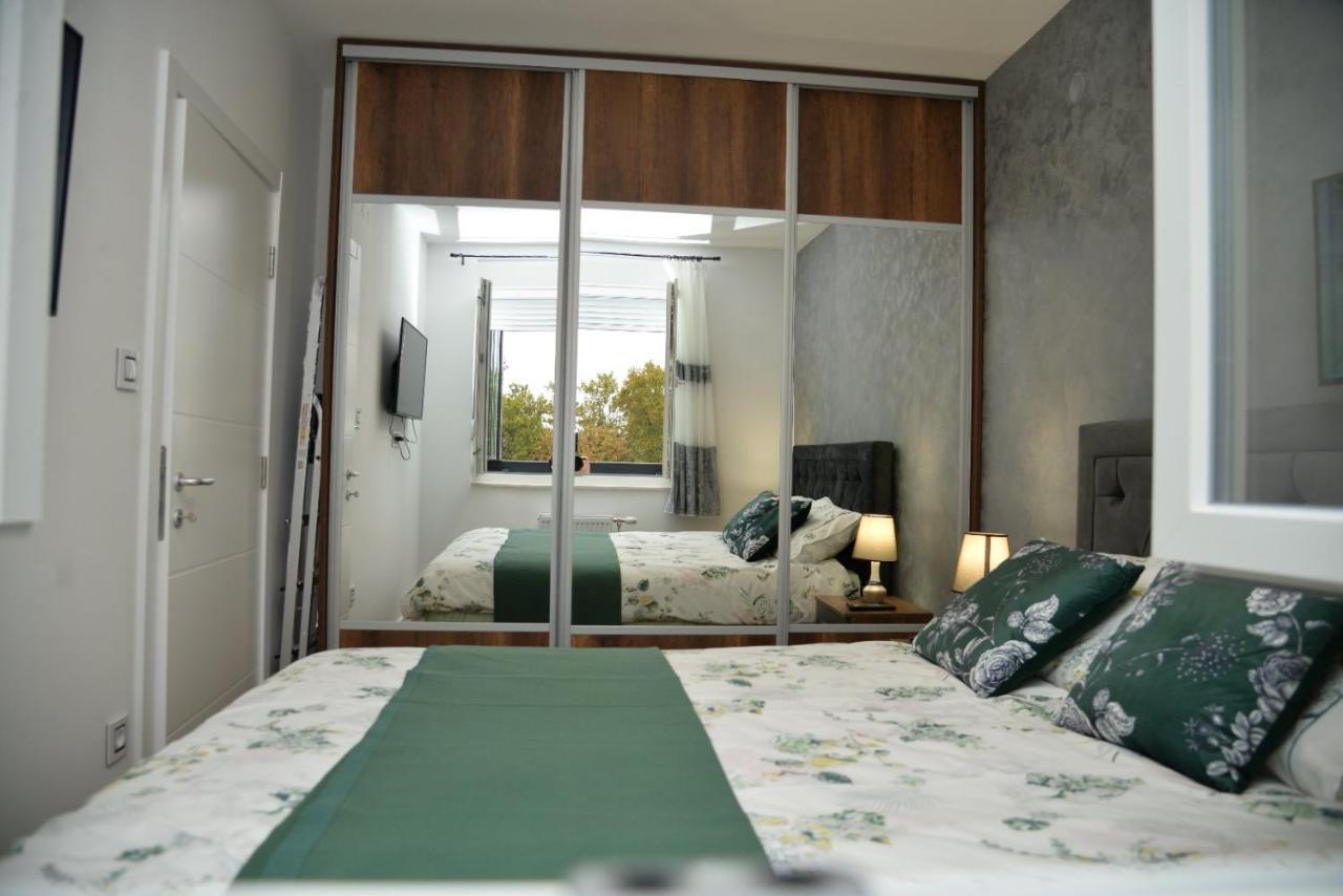 Mirror Apartment With Private Parking Novi Sad Esterno foto