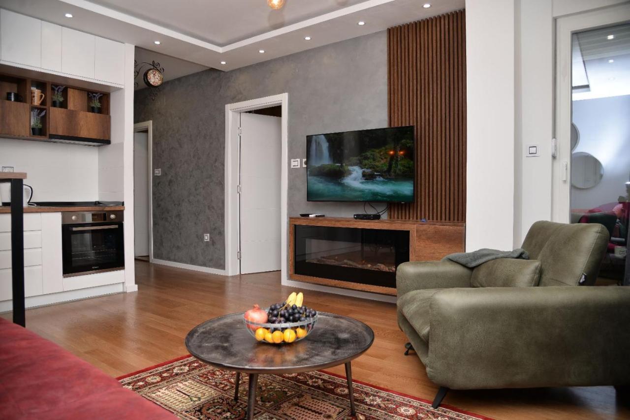 Mirror Apartment With Private Parking Novi Sad Esterno foto