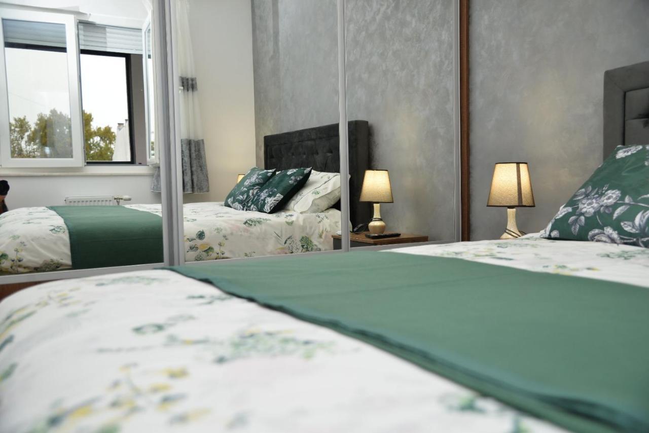 Mirror Apartment With Private Parking Novi Sad Esterno foto