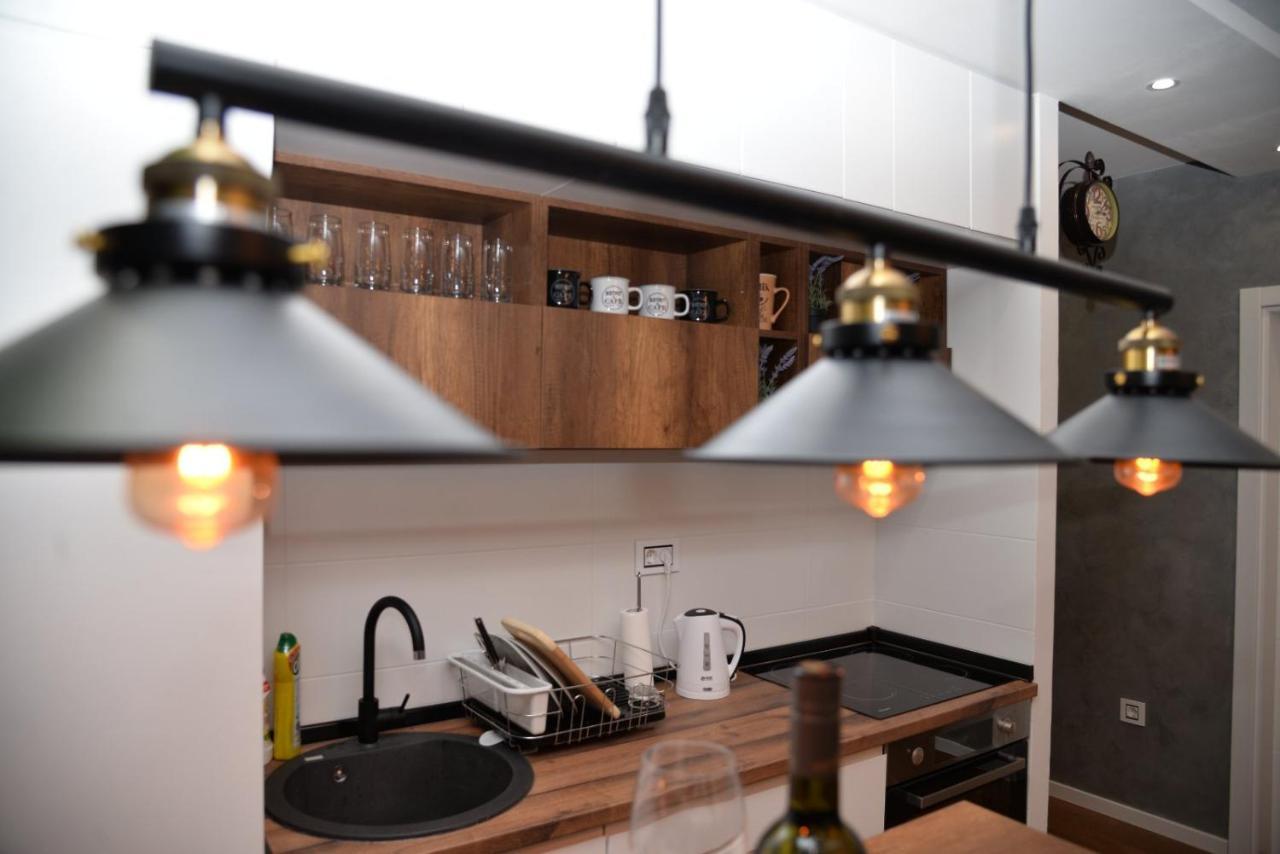 Mirror Apartment With Private Parking Novi Sad Esterno foto