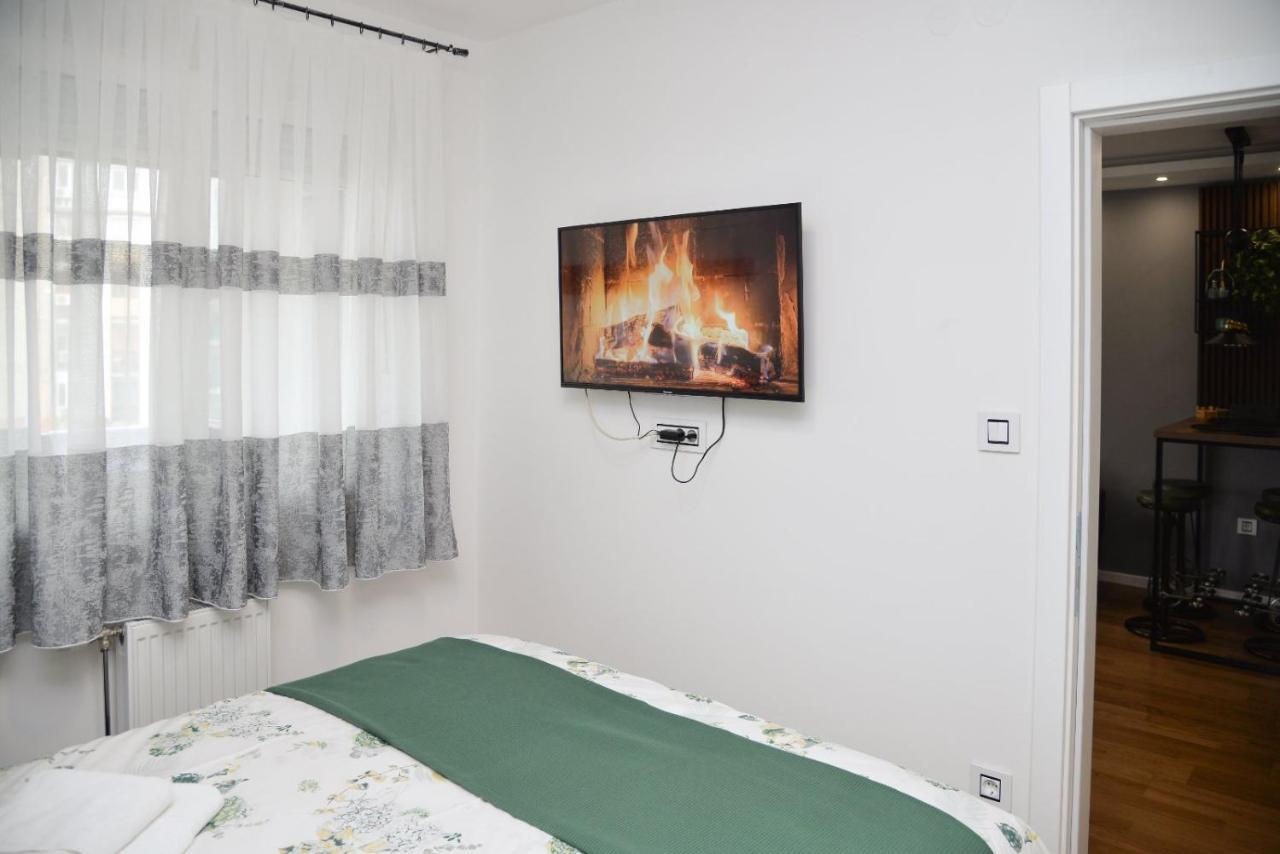 Mirror Apartment With Private Parking Novi Sad Esterno foto