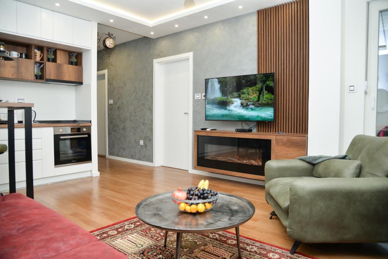 Mirror Apartment With Private Parking Novi Sad Esterno foto