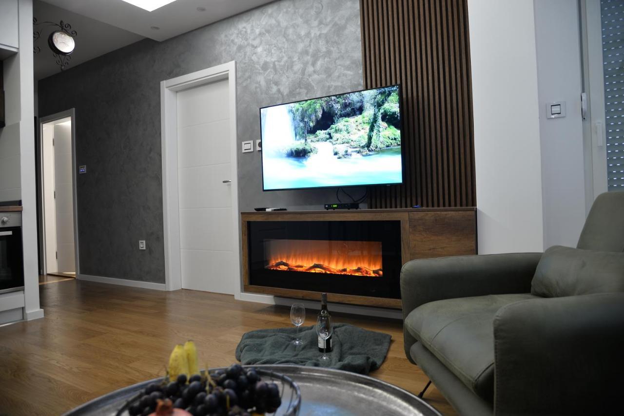 Mirror Apartment With Private Parking Novi Sad Esterno foto