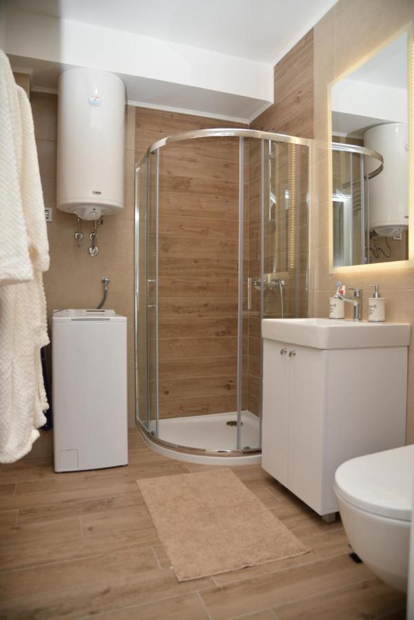 Mirror Apartment With Private Parking Novi Sad Esterno foto